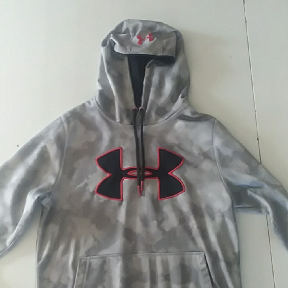 I'm selling an Under Armour storm hoodie